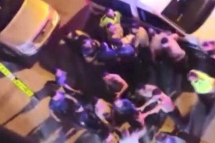 Ehliyetsiz s&uuml;r&uuml;c&uuml;n&uuml;n yakınlarından polise saldırı