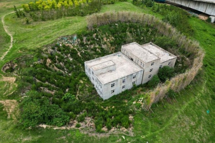 &Ccedil;in'de g&ouml;kdelenlerin arasında kalan &ccedil;ivi ev
