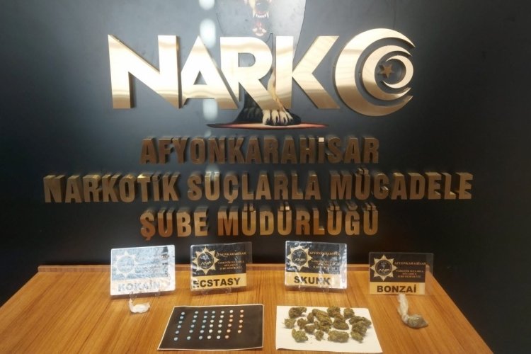 Otomobilde değişik t&uuml;r ve miktarlarda uyuşturucu ele ge&ccedil;irildi