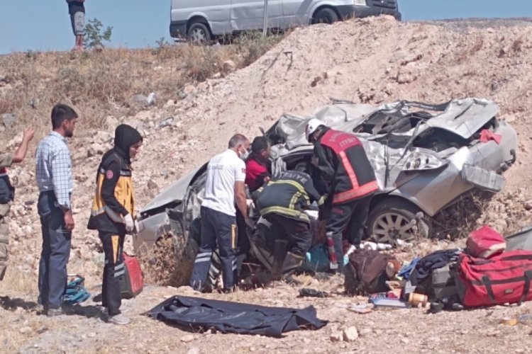 Otomobil şarampole devrildi: 1 &ouml;l&uuml;, 1 yaralı