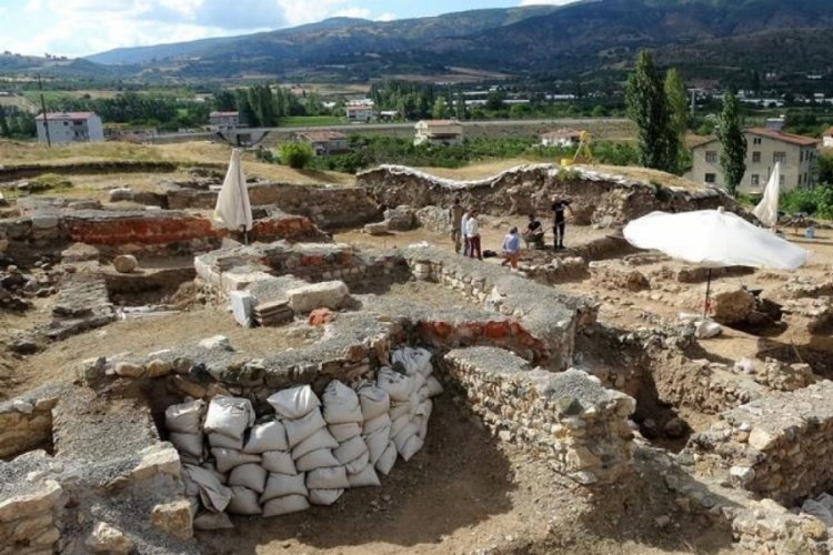 Helenistik d&ouml;neme ait kutsal tapınak g&uuml;n y&uuml;z&uuml;ne &ccedil;ıkıyor