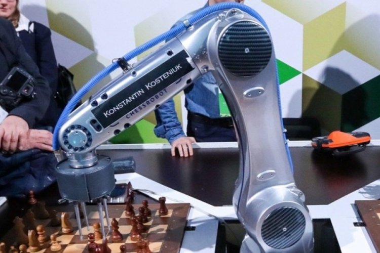 Moskova'da satran&ccedil; robotu, rakibinin parmağını kırdı