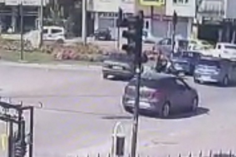 Bursa'da otomobilin motosiklete &ccedil;arptığı kaza kamerada
