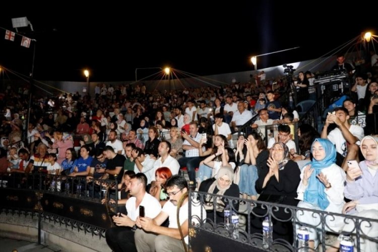 Bursa'da İneg&ouml;l'de Elif Buse Doğan izleyenleri mest etti