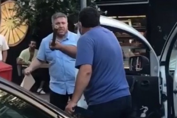 İstanbul'da trafikte tartışan s&uuml;r&uuml;c&uuml;ler, sopa ve sandalyelerle birbirlerine saldırdılar
