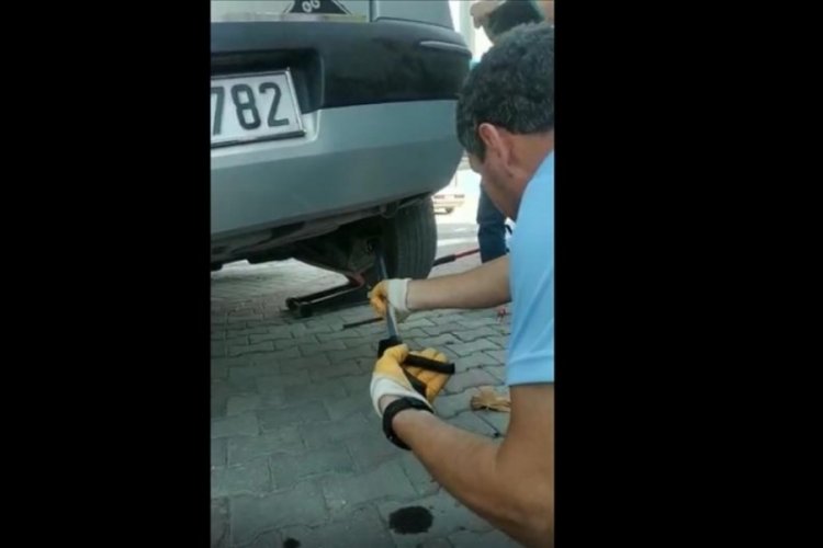 Bursa İneg&ouml;l'de aracın aksına giren yılan operasyonla &ccedil;ıkarıldı