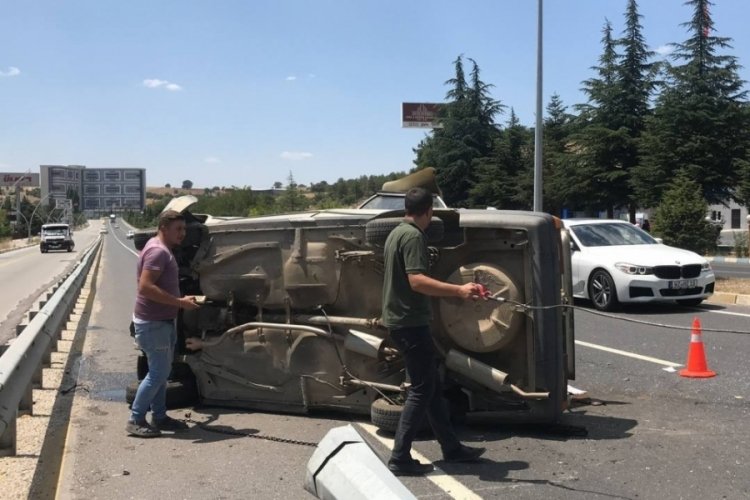 Kontrolden &ccedil;ıkan otomobil yan yattı; 1'i &ccedil;ocuk, 3 yaralı