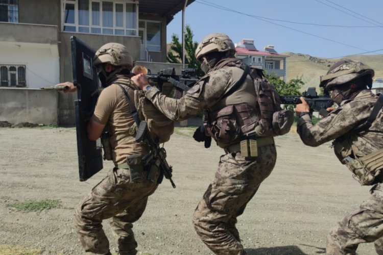 Kiraladığı ahırda 14 d&uuml;zensiz g&ouml;&ccedil;men yakalandı