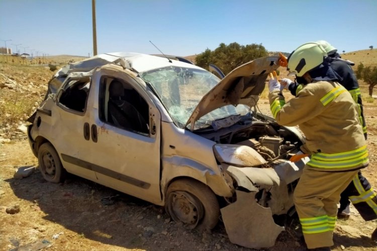 Hafif ticari ara&ccedil; yoldan &ccedil;ıktı: 3 yaralı