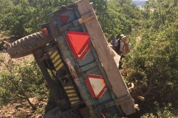 Kontrolden &ccedil;ıkan trakt&ouml;r şarampole devrildi: 2 yaralı