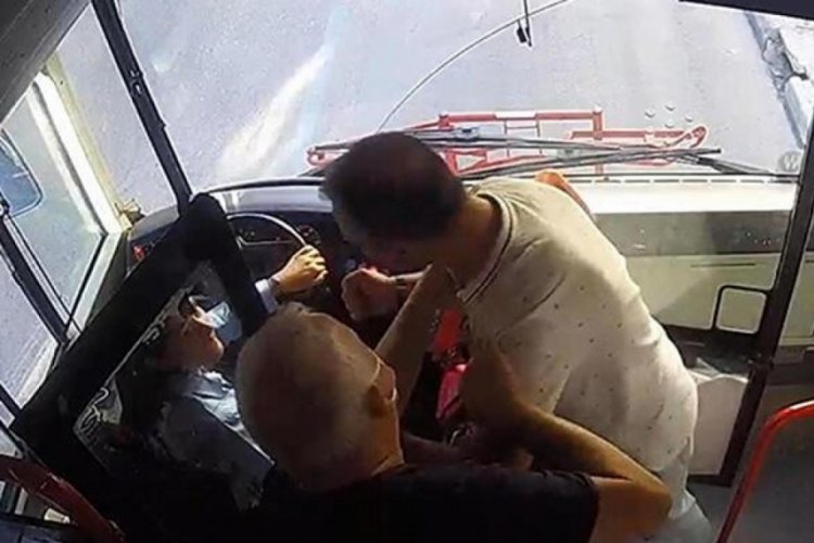 İzmir'de kadın otob&uuml;s şof&ouml;r&uuml;n&uuml; darbeden şahıs tutuklandı