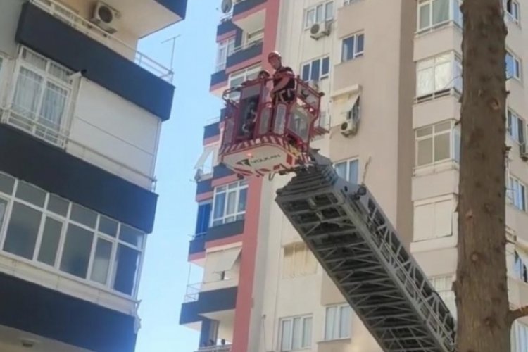 Boya yapan iş&ccedil;i emniyet kemeri sayesinde kurtuldu