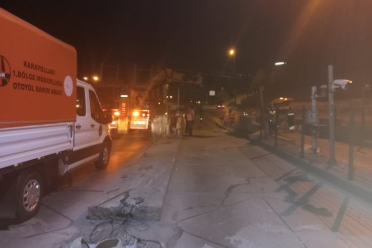 Servis minib&uuml;s&uuml; gişelere &ccedil;arptı, 1'i ağır 7 kişi yaralandı