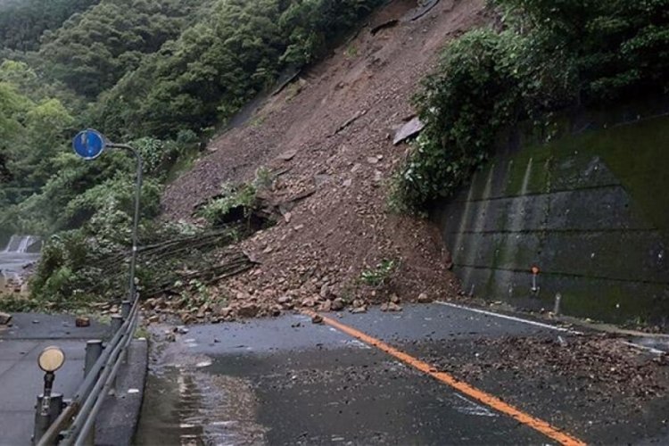 Japonya'da şiddetli yağış, 4 bin evi elektriksiz bıraktı