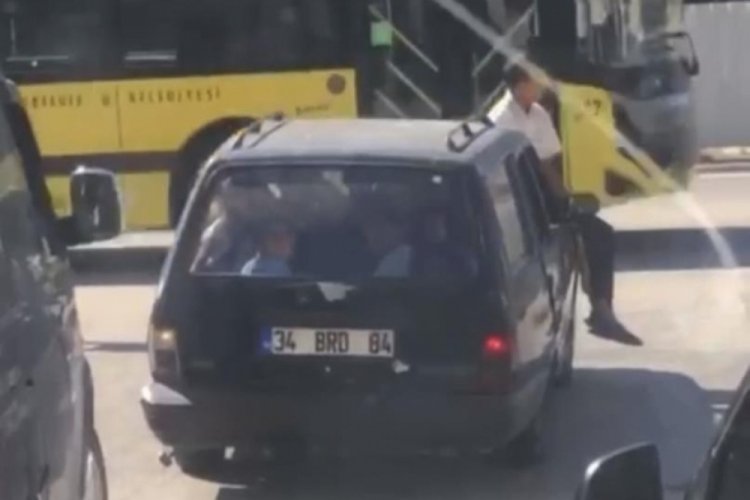 Bursa'da otomobilde yer kalmayınca kaputta yolculuk yaptı