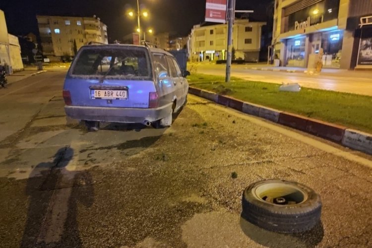 Bursa İneg&ouml;l'de orta ref&uuml;je &ccedil;arpan otomobilin s&uuml;r&uuml;c&uuml;s&uuml; yaralandı