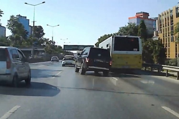 İstanbul'da makas atan s&uuml;r&uuml;c&uuml; dakikalar sonra kaza yaptı