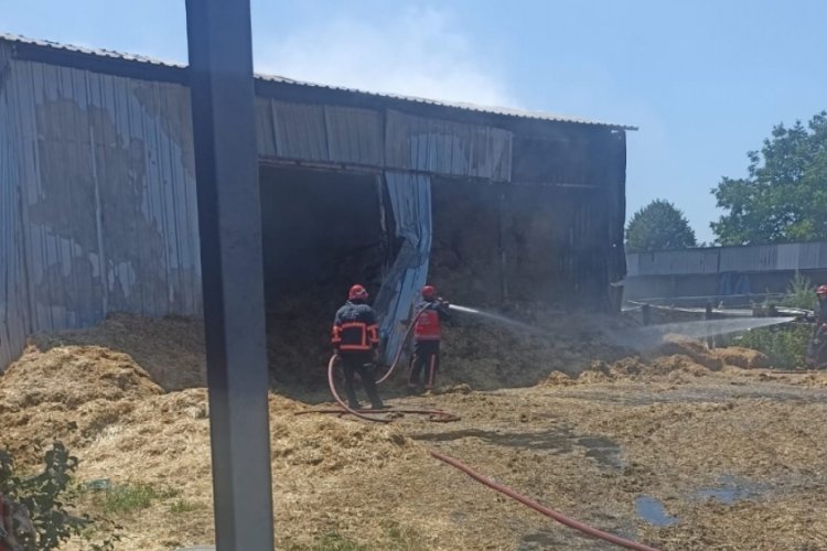 Samanlık yangını itfaiye ekipleri tarafından s&ouml;nd&uuml;r&uuml;ld&uuml;