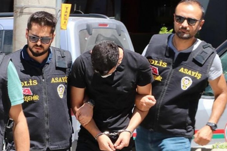 Kendisini polis olarak tanıtıp dolandırmaya &ccedil;alışırken su&ccedil;&uuml;st&uuml; yakalandı