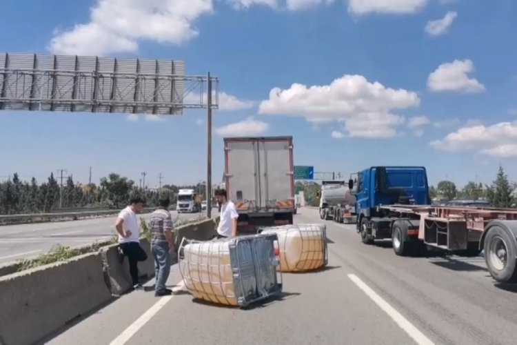 Karayolunda faciadan d&ouml;n&uuml;ld&uuml;: Tırdan kimyasal dolu tanklar d&uuml;şt&uuml;