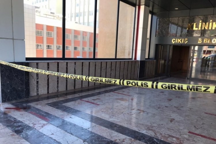 Hastane i&ccedil;inde silahlı kavga &ccedil;ıktı; 1'i ağır 2 yaralı