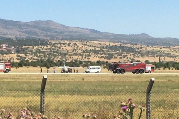 Piste iniş yapmak isteyen u&ccedil;ağın &ouml;n tekeri koptu