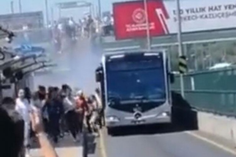 Metrob&uuml;sten dumanlar y&uuml;kseldi, yolcular tahliye edildi