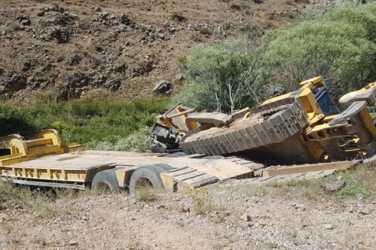 İş makinesi dereye devrildi; 1 kişi yaralandı