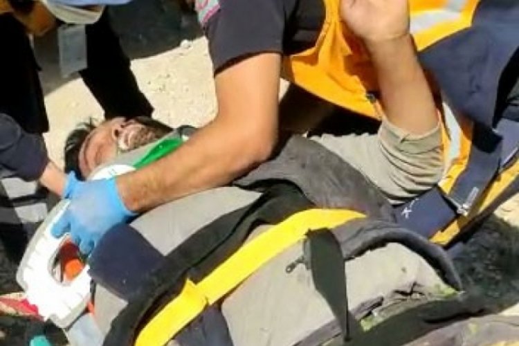 Dereye devrilen yabancı uyruklu trakt&ouml;r s&uuml;r&uuml;c&uuml;s&uuml; ağır yaralandı
