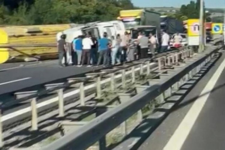 İstanbul TEM Otoyolunda hafriyat kamyonu devrildi