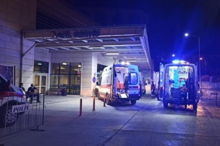 Virajı alamayan kamyonet baraj g&ouml;l&uuml;ne u&ccedil;tu!