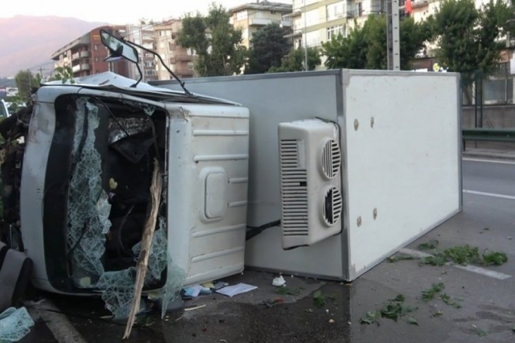 Bursa'da ağa&ccedil;ları yerinden s&ouml;ken kamyonet yan yattı