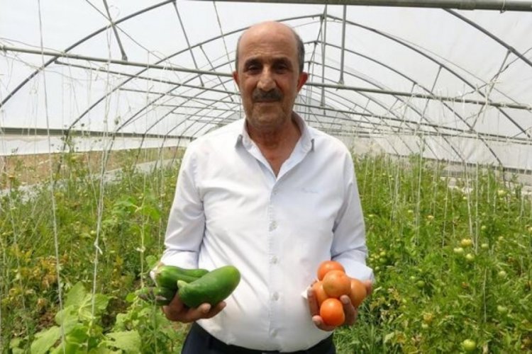 Serasında 10 yıldır &uuml;rettiği sebzeleri ihtiya&ccedil; sahiplerine dağıtıyor