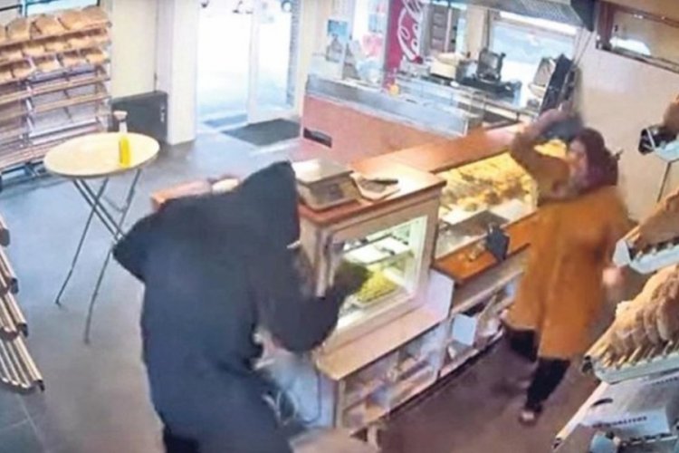 Hollanda'da T&uuml;rk kadından satırlı hırsıza 'toz bezli' m&uuml;dahale