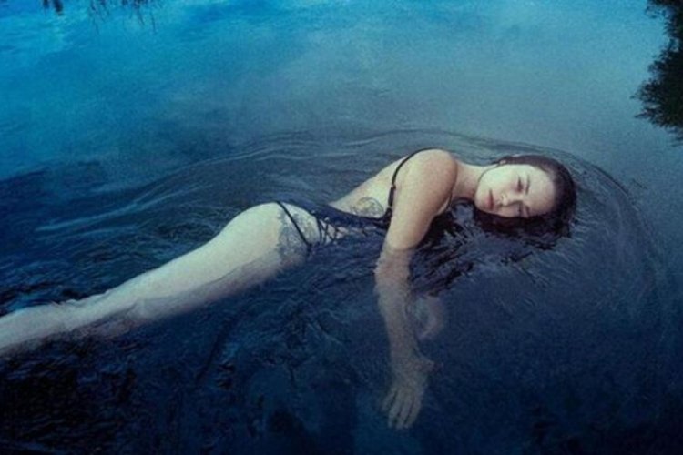 Melisa Şenolsun g&ouml;lgeyi tercih edenlerden