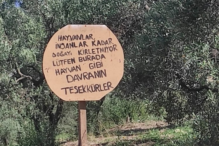 Bursa'da şaşkına &ccedil;eviren tabela: L&uuml;tfen burada hayvan gibi davranın!