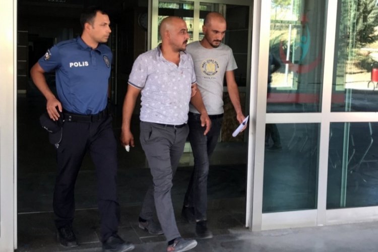 Birlikte boşanma dilek&ccedil;esi verdiği eşini bı&ccedil;akladı