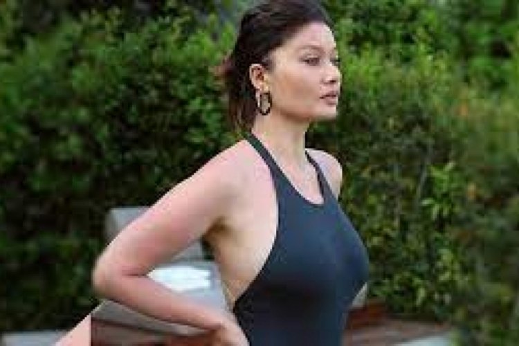 Nurg&uuml;l Yeşil&ccedil;ay, fiziğiyle dikkat &ccedil;ekti