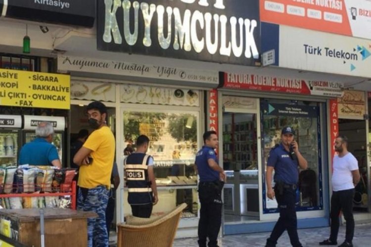 M&uuml;şteri gibi girdiler: 100 bin liralık vurgun yaptılar