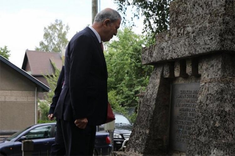 Hulusi Akar Letonya'daki Cesis T&uuml;rk Şehitliği'ni ziyaret etti