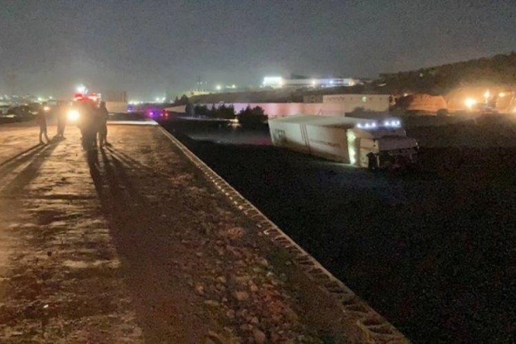 Atık su taştı, Tarsus-Adana-Gaziantep otoyolunda ulaşım durdu!