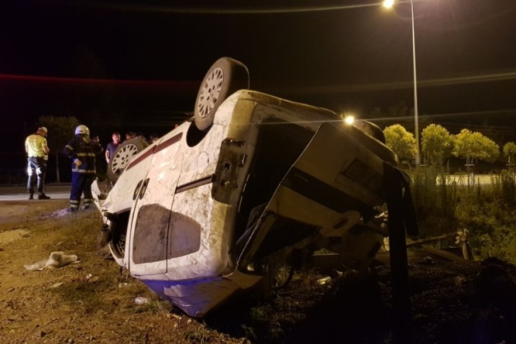 Hafif ticari ara&ccedil; bariyere &ccedil;arparak takla attı: 2 &ouml;l&uuml;, 3 yaralı