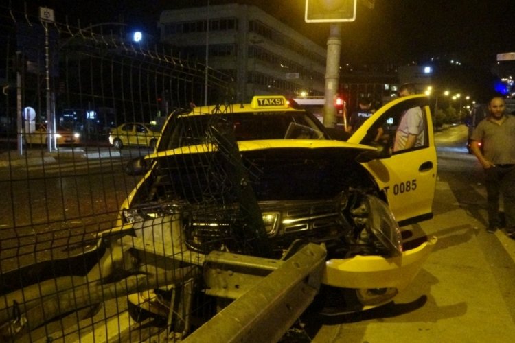 Taksiyle &ccedil;arpışan ara&ccedil; kaza yerinden ka&ccedil;tı; 3 yaralı