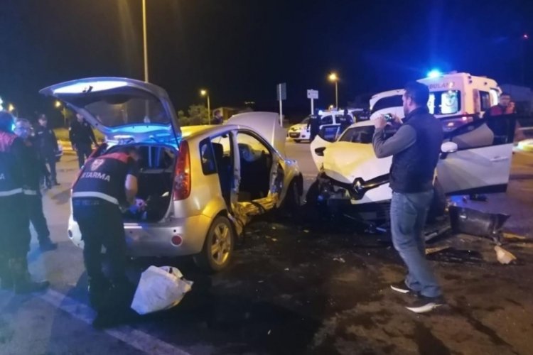 İki otomobil &ccedil;arpıştı: 8 yaralı