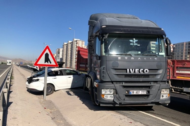 Otomobile &ccedil;arpan tır makaslayarak durdu: 2 yaralı