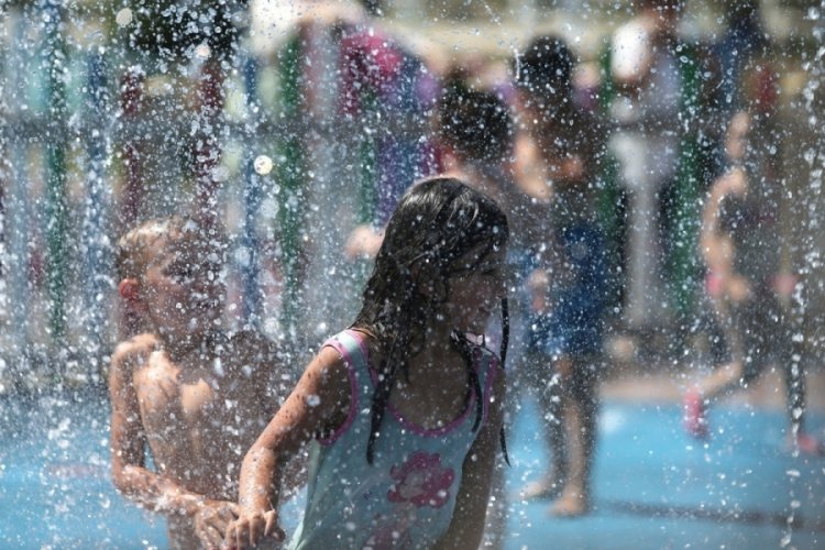 Bursa'da &ccedil;ocuklar soluğu su oyunları parkında aldı