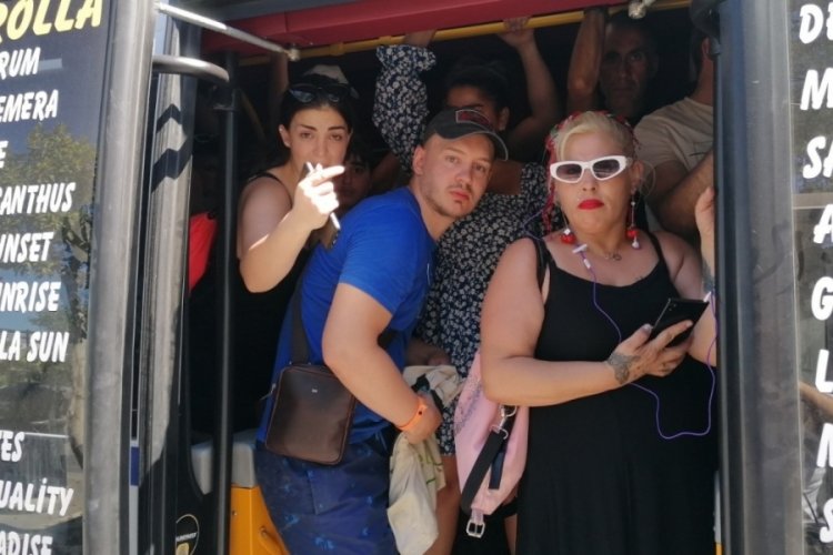 Turist &ccedil;ocuk, fazla yolcu taşınan minib&uuml;ste baygınlık ge&ccedil;irdi
