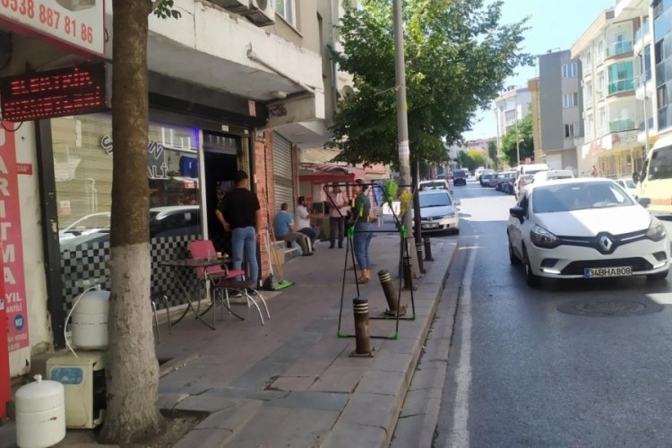 Yayayı ezmek istemeyen kurye dubaya &ccedil;arparak kaldırıma savruldu
