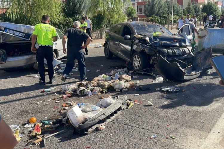 Otomobil park halindeki ara&ccedil;lara &ccedil;arptı: 2 yaralı