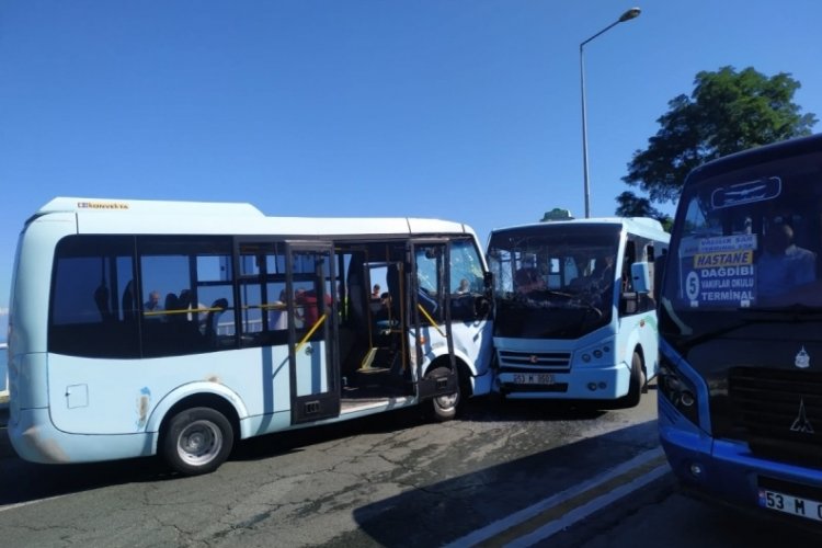 İki dolmuş kafa kafaya &ccedil;arpıştı: 17 yaralı